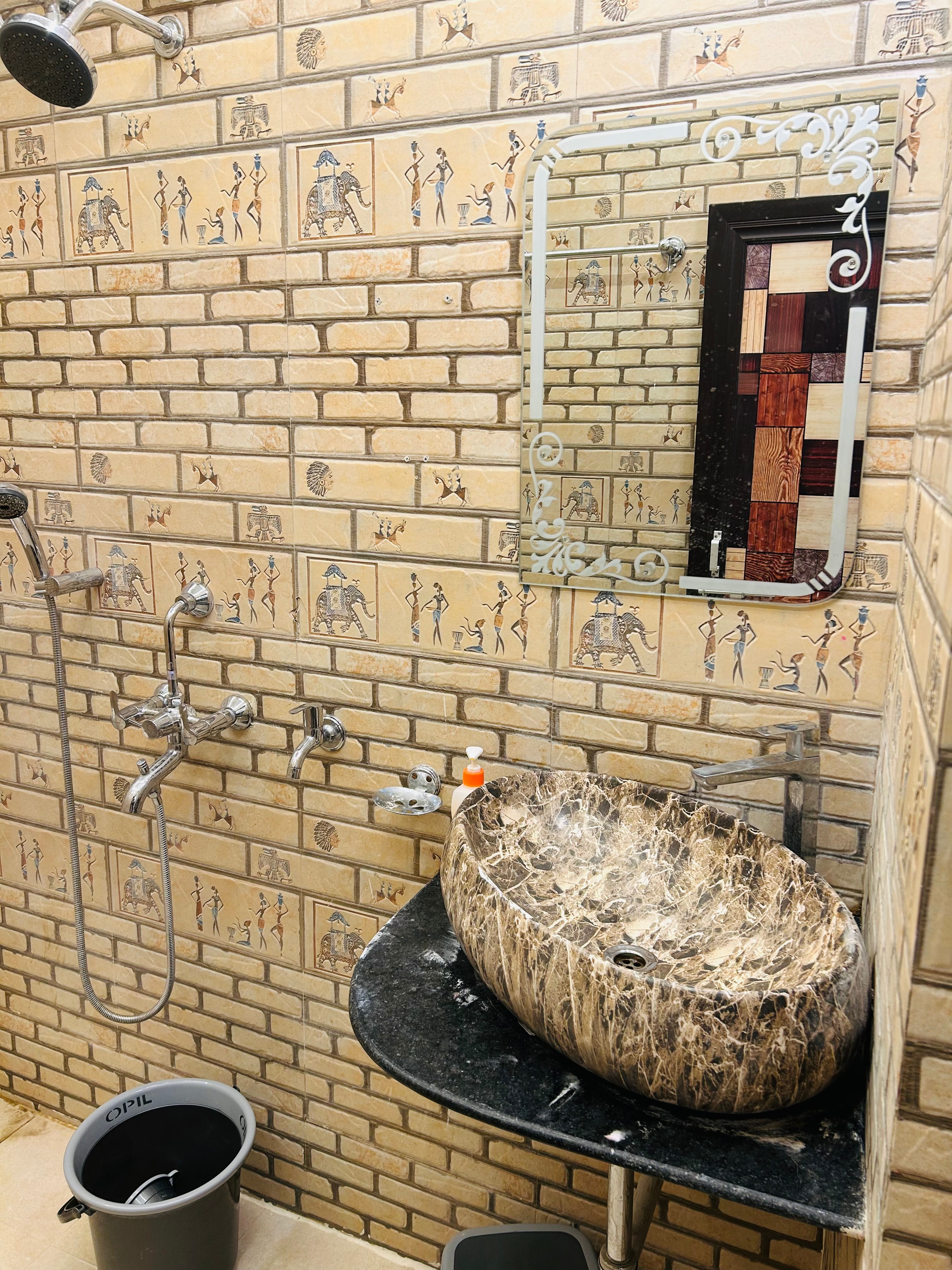 The Crown Vns | 5 Min Walk To Sri Kashi Vishwanath & Kaal Bhairo Temple - Tap to explore photos