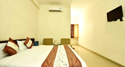 ABHINAV HOTEL Room Type - Deluxe Room