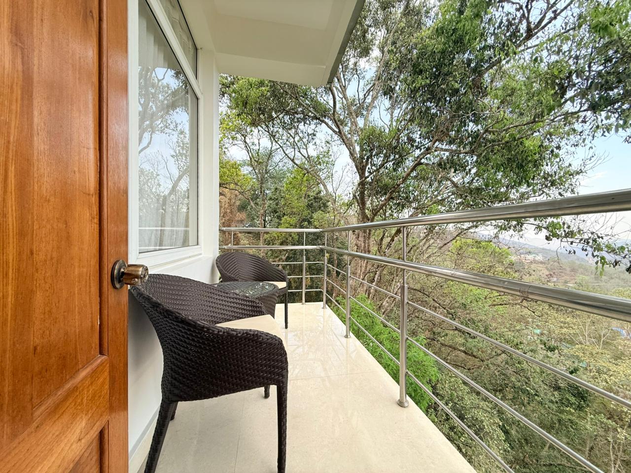 Hotel Vivor - Tap to explore photos