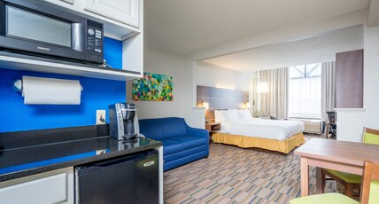 Holiday Inn Express & Suites QUAKERTOWN Room Type - 1 King Suite Mobility Accessible Tub