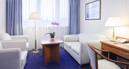 Hotel Mercure Torun Centrum Room Type - Deluxe suite with a large bed and a sofa