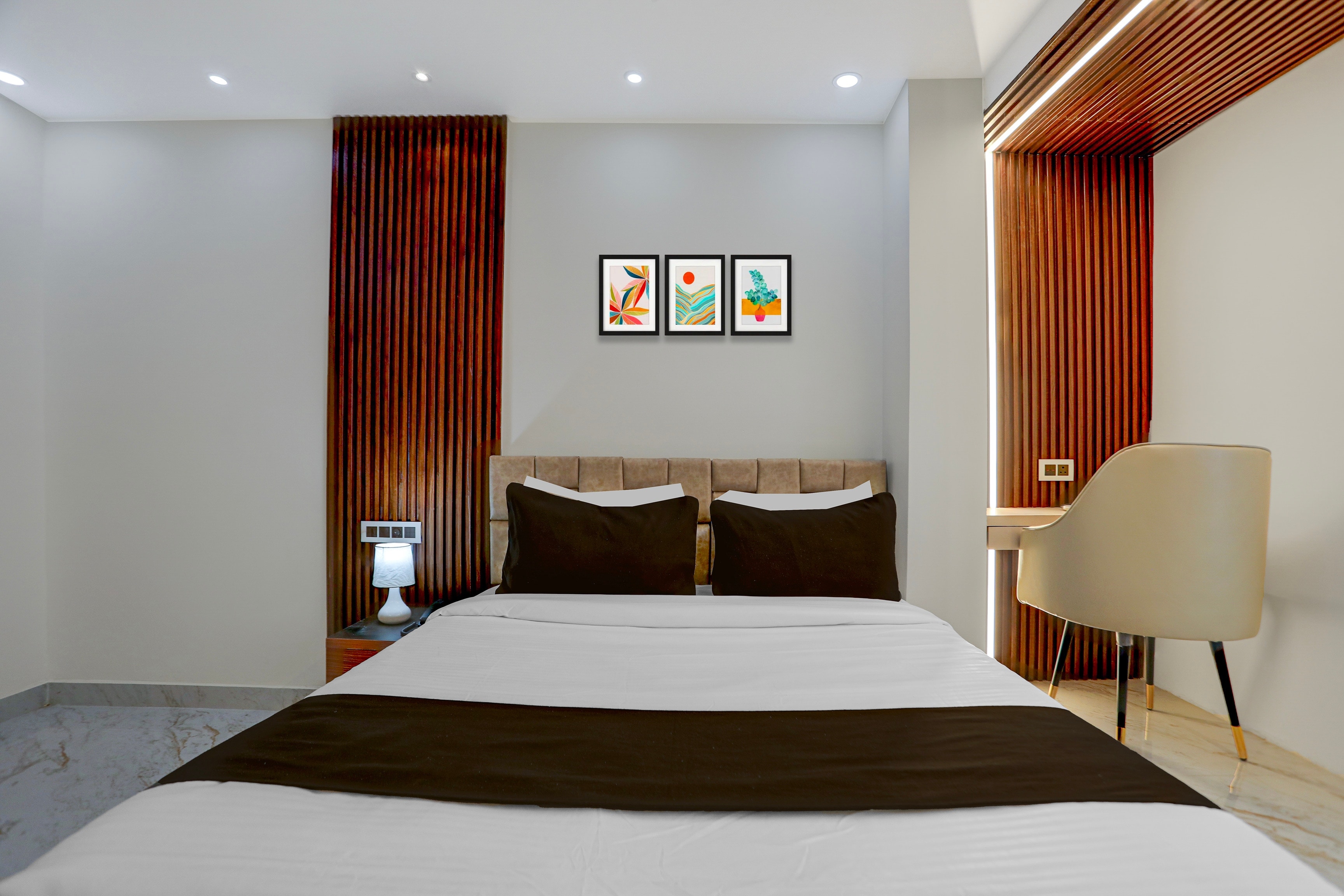 Super Townhouse Puri Bypass Crossway Formerly Hotel Pratee Heights - Tap to explore photos