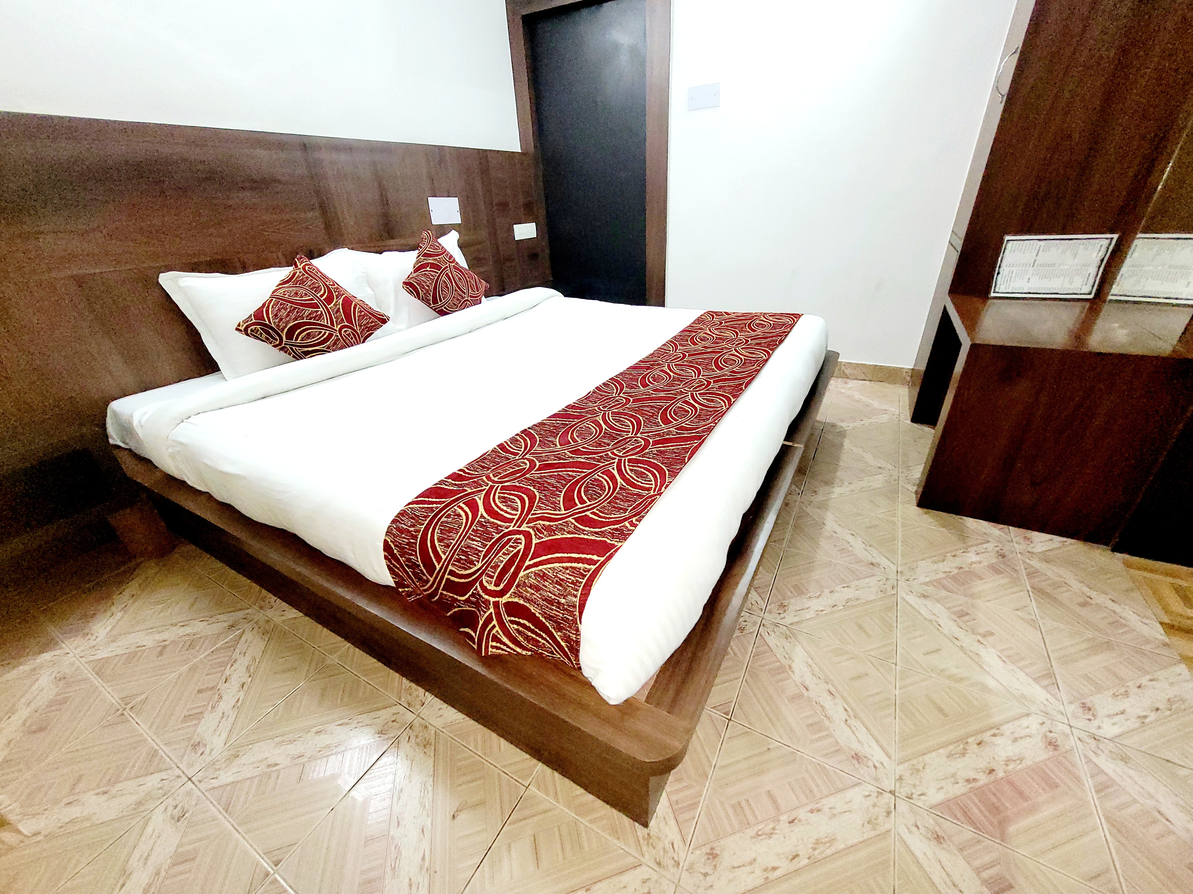Hotel Blue Heaven Manali 50 Meters from Mall Road - Tap to explore photos