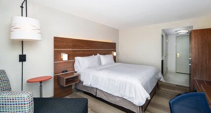 Holiday Inn Express Hotel & Suites Dinuba West Room Type - 1 King Standard
