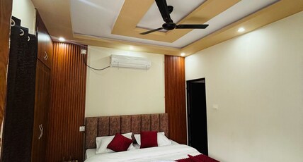 Urban Oak Homestay Room Type - DELUXE AC ROOM