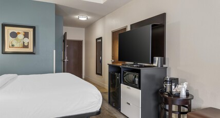 Best Western Plus JFK Inn & Suites Room Type - Accessible - 1 King, Mobility Accessible, Communication Assistance, Bathtub, Non-Smoking, Full Break Best Western Plus JFK Inn & Suites Room Type - Accessible - 1 King, Mobility Accessible, Communication Assistance, Bathtub, Non-Smoking, Full Break