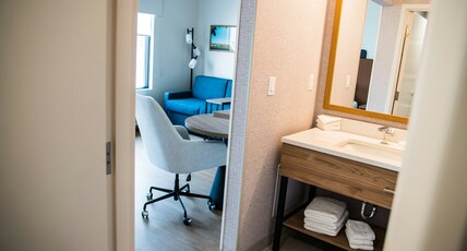 Hampton Inn & Suites by Hilton Laval Room Type - 1 KG BED STE W SOFABED NS