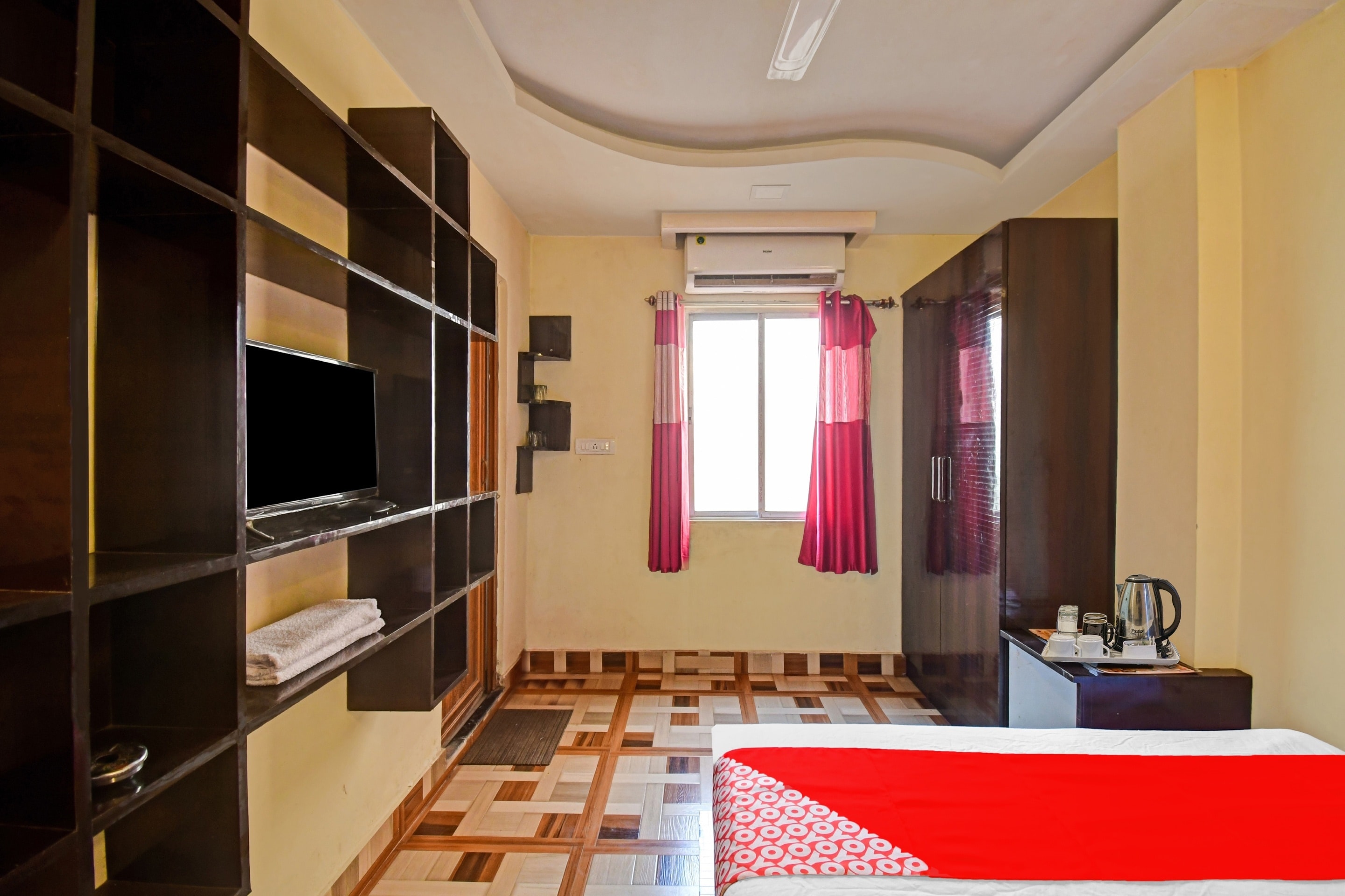 Hotel O New Aamaze Inn Near Acropolis Mall - Tap to explore photos