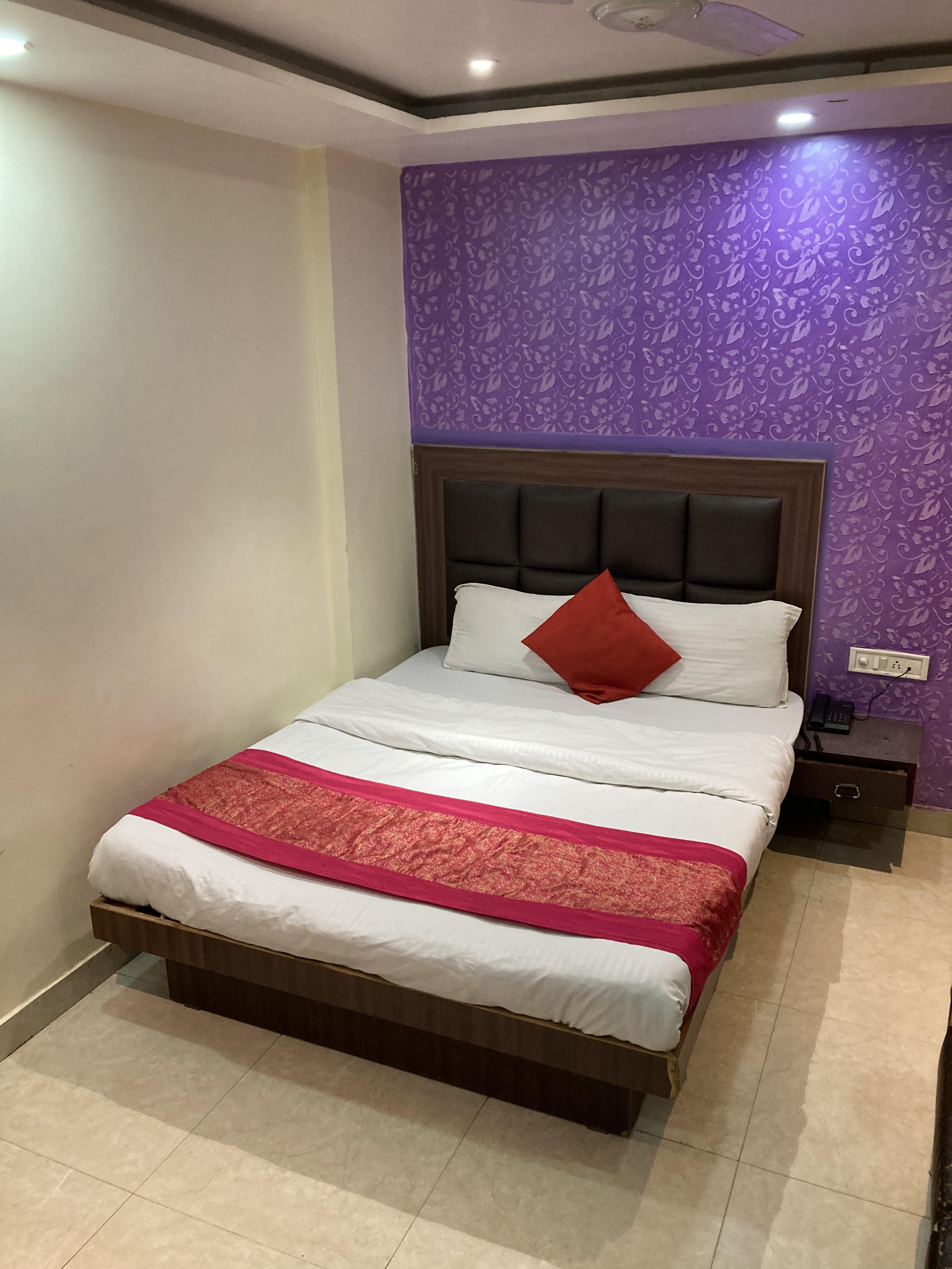 Ashiana Hotel @ New Delhi Railway Station - Tap to explore photos