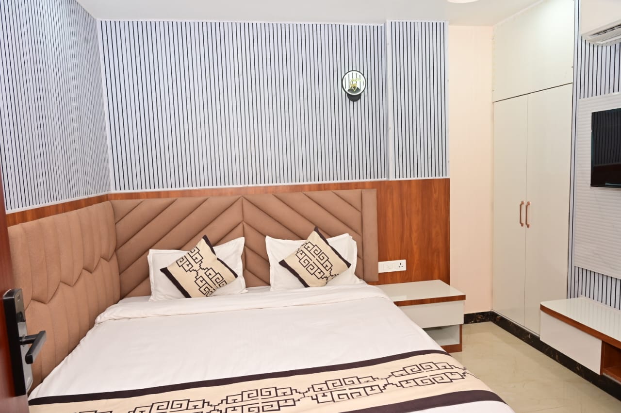 Hotel DNU Palace at Pandeypur - Tap to explore photos