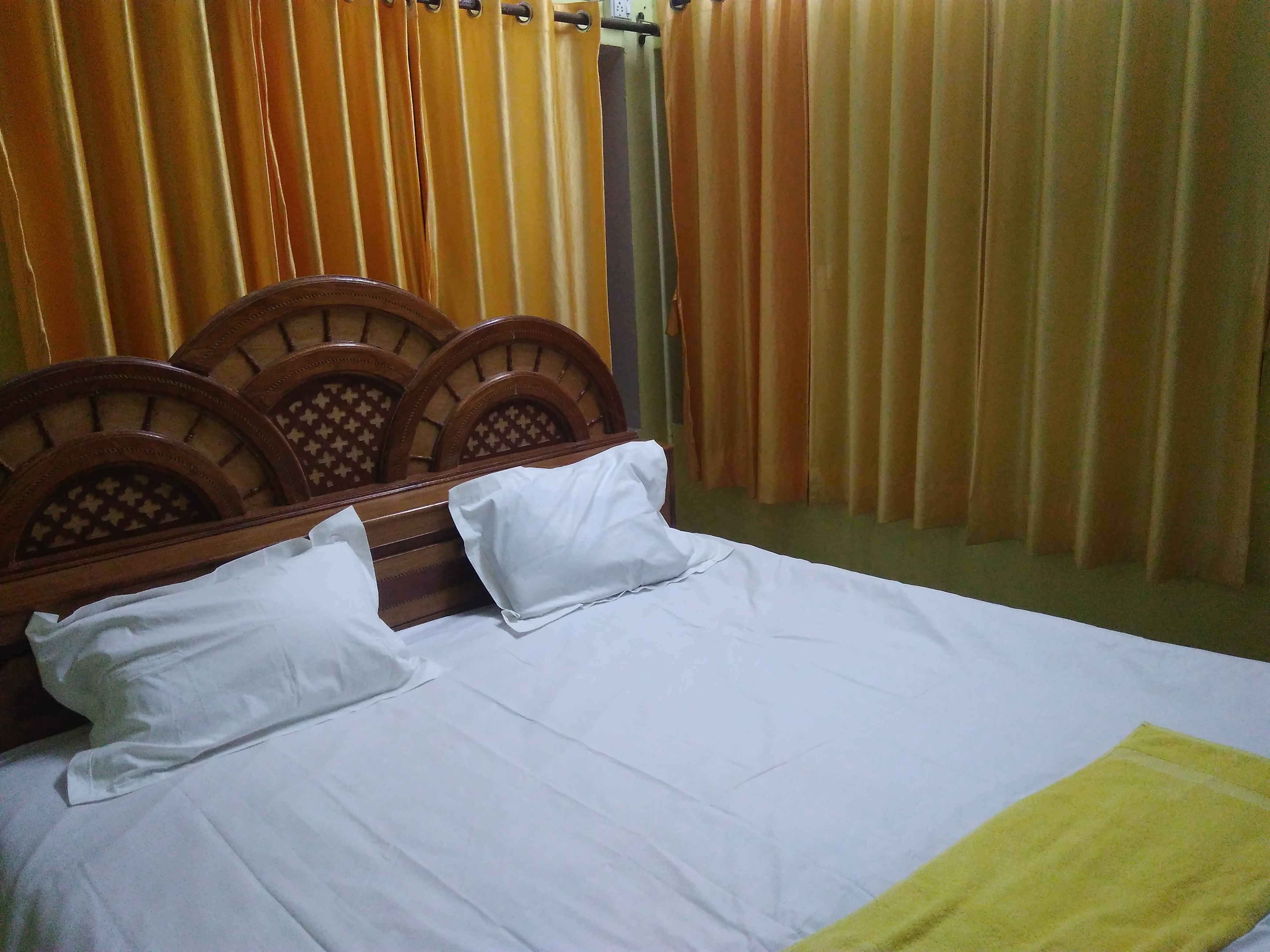 Krisarnit (KSN) Paying Guest House - Tap to explore photos
