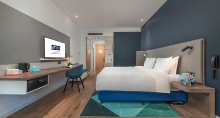 Holiday Inn Express Qingdao Chengyang Central Room Type - 1 Super King Standard Minifridge