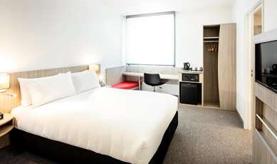 ibis Mackay Room Type - Wide entries for wheelchairs, handrails and extra large bathrooom, ibis Sweet Bed ibis Mackay Room Type - Wide entries for wheelchairs, handrails and extra large bathrooom, ibis Sweet Bed