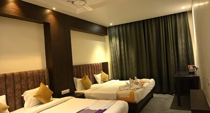 Nakshatra Resort & Garden Room Type - Hollywood Double Bedded Room