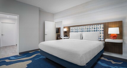 Hampton Inn & Suites by Hilton Naples South Room Type - 1KNG STE MIC FRIDG WTBR