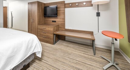 Holiday Inn Express INDIANAPOLIS SOUTH  Room Type - 1 King Bed Standard Mobil Access Tub