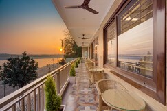 SHARNAM ON THEGANGES (By ShriHanumant HolidayHomes)