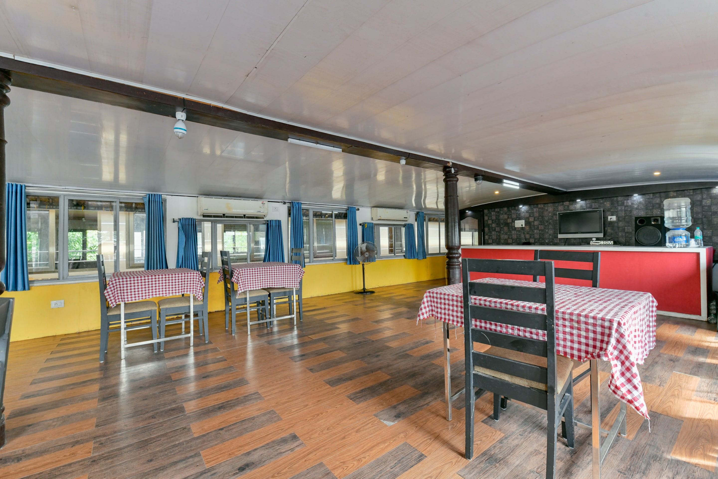Meridien House Boat - Tap to explore photos