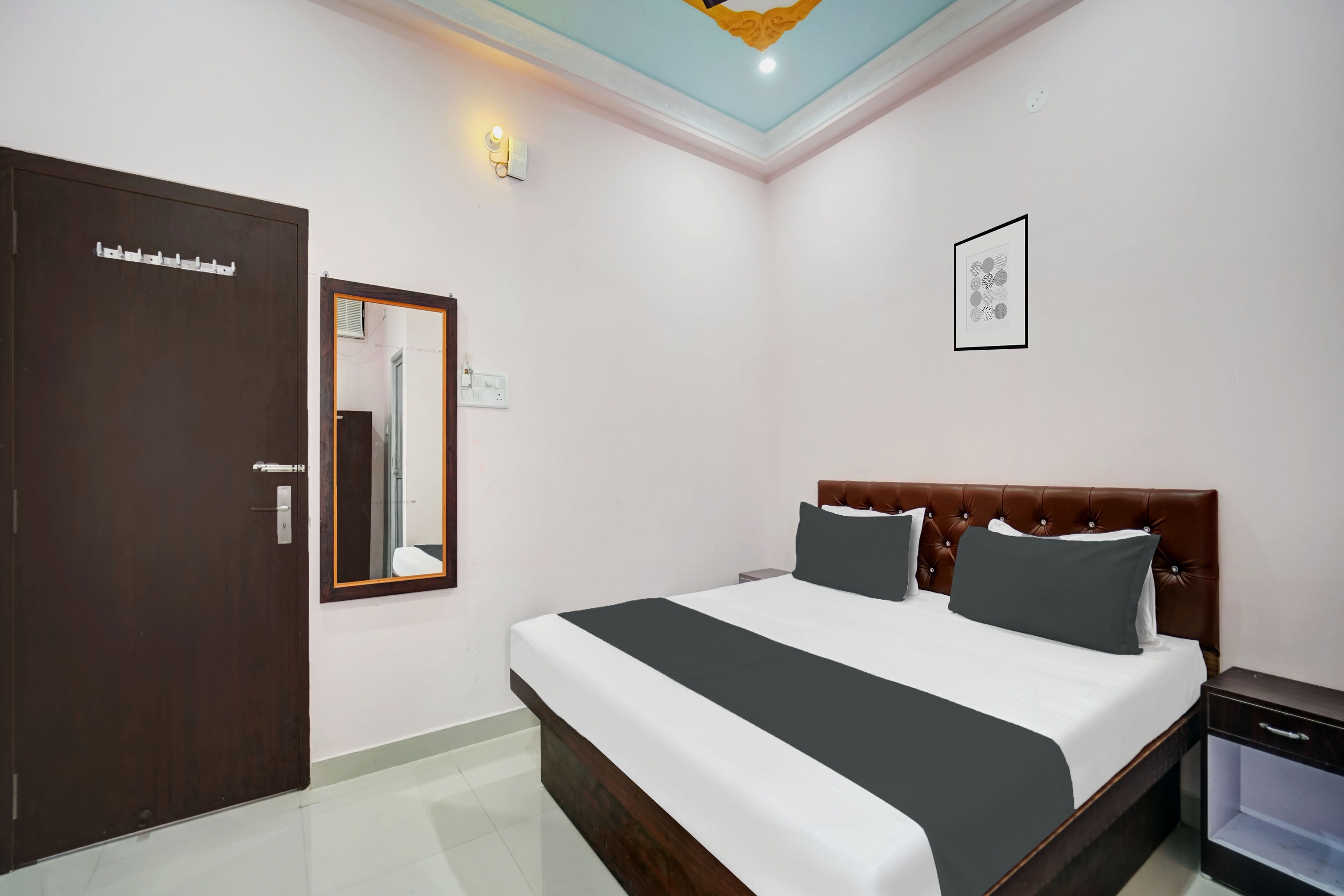 HOTEL O SAINI INN - Tap to explore photos