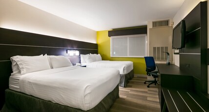 Holiday Inn Express & Suites EVERETT Room Type - 2 Queen Standard Communications Mobility Accessible