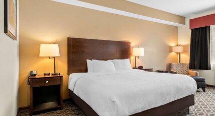 Best Western Paradise Inn Room Type - 1 King Bed, Non-Smoking, Interior Room, Business Class, High Speed Internet Access, Mobility Accessi