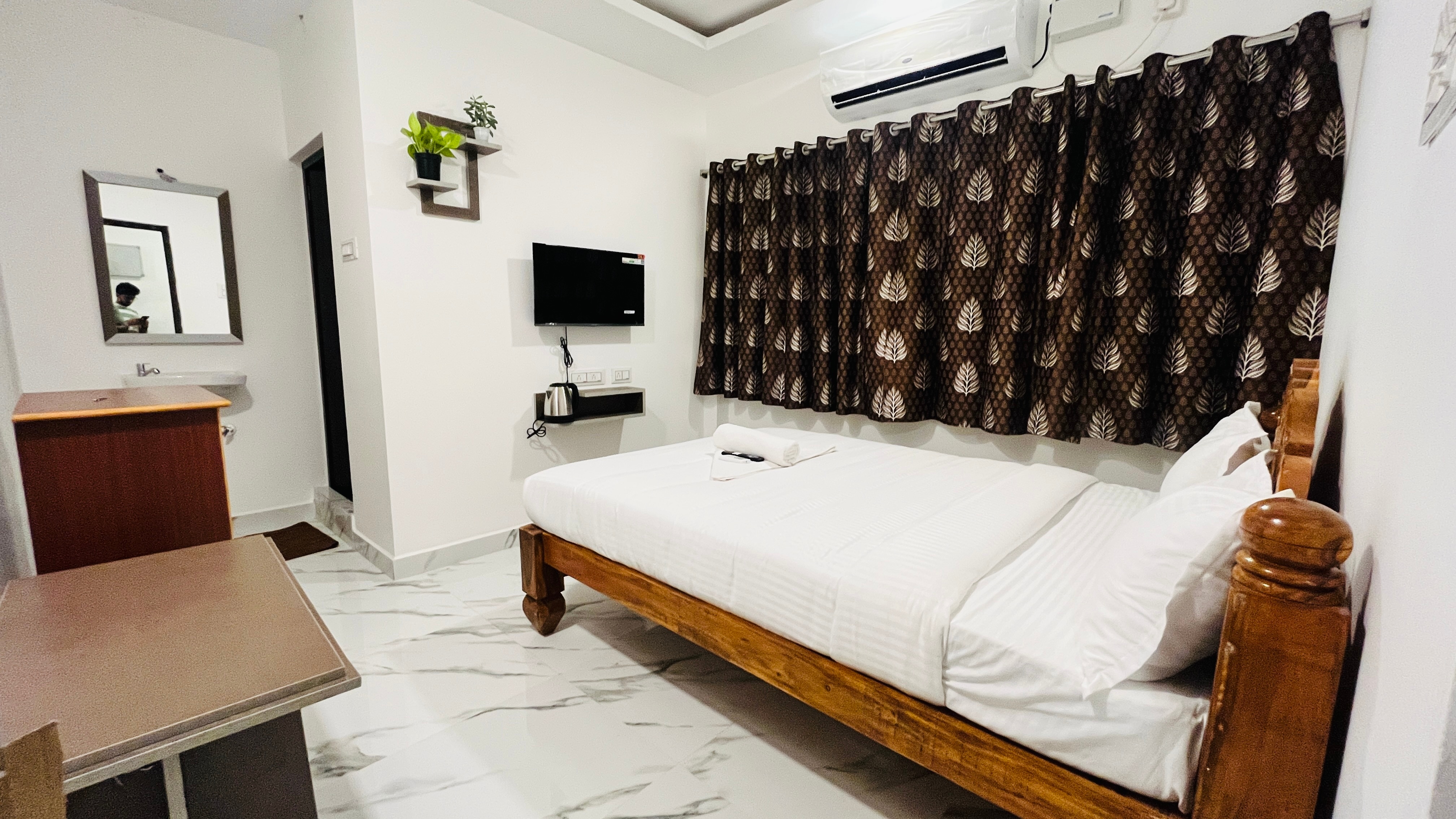 THE HOTEL AT EDEN BEACH PONDY - Tap to explore photos