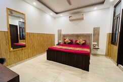 Hotel Green Woods by Divine - Rajouri Garden