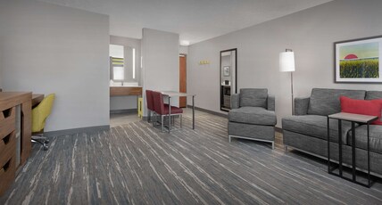 Hampton Inn Waterloo Room Type - 1 KING FIREPLACE SUITE NS