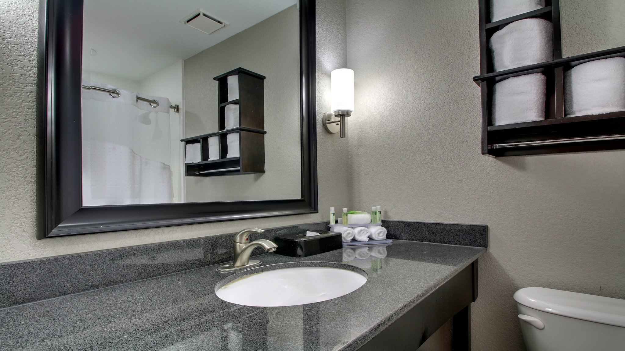 Holiday Inn Express & Suites JACKSON DOWNTOWN - COLISEUM - Tap to explore photos