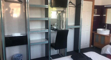 OYO The Bentleys Hotel Room Type - Standard Family of 3 Room OYO The Bentleys Hotel Room Type - Standard Family of 3 Room