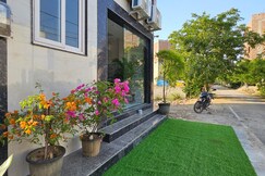 The Mor Mukut INN