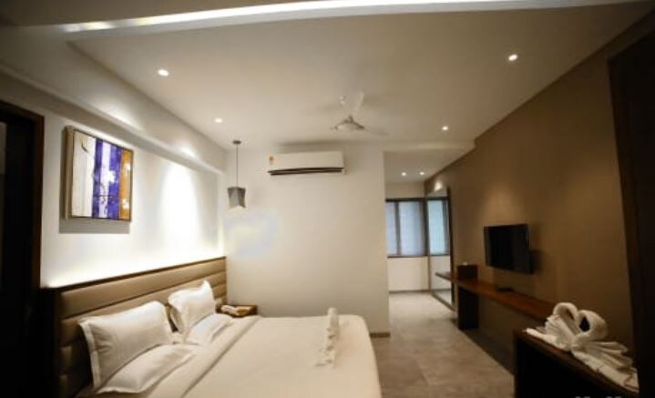 Hotel Midland - Tap to explore photos