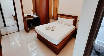 SRI AMMAN HOTELS Room Type - Deluxe room