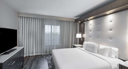 Embassy Suites Houston-Energy Corridor Room Type - 1KNG STE MOB HEAR TUB NS