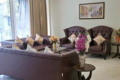 MAGNIFICENT-4 BHK-DEFENCE COLONY-5 MIN WALK METRO | Entire