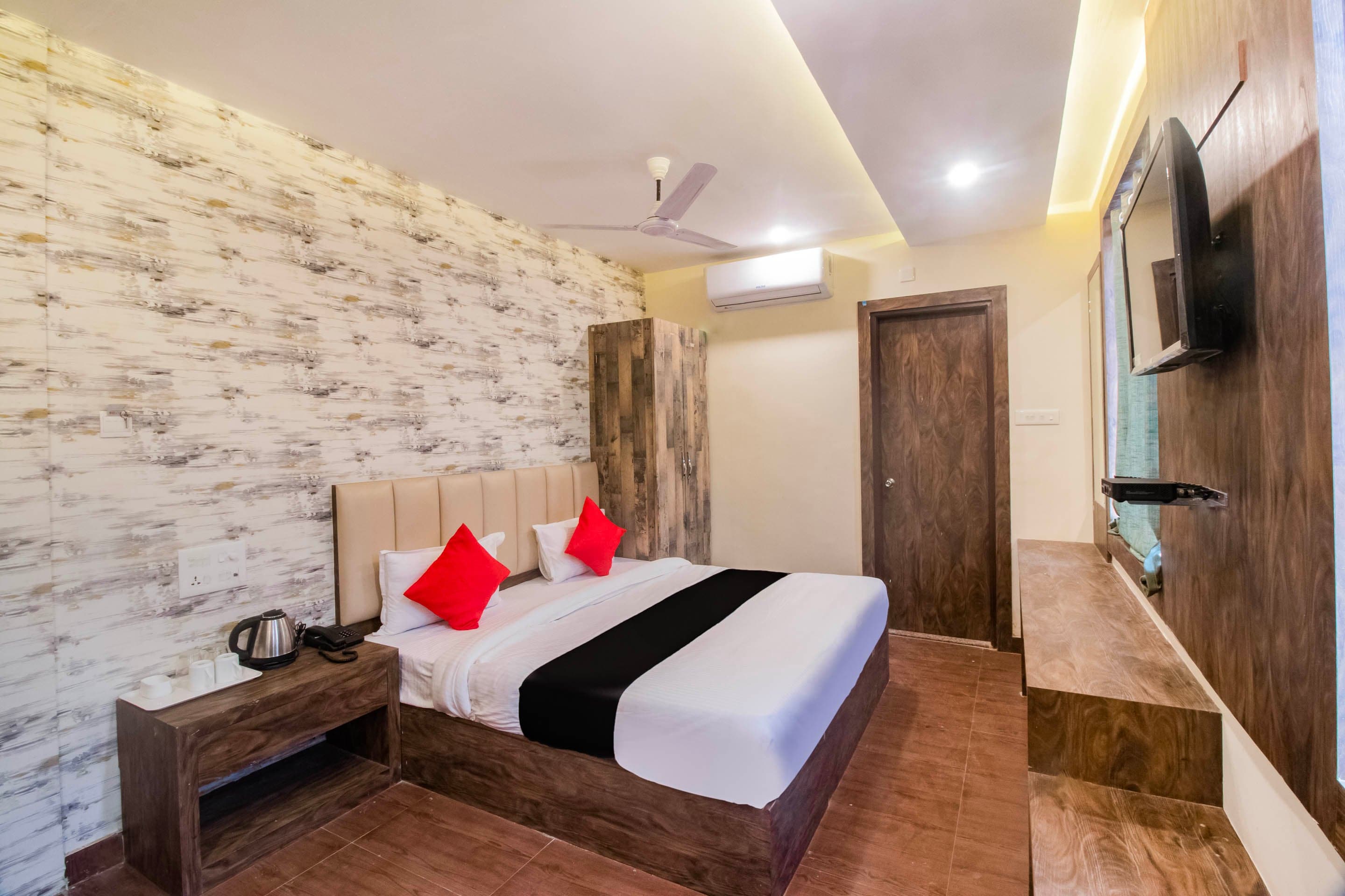Collection O 67080 Hotel Janki - Tap to explore photos