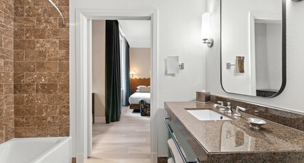 Kimpton HOTEL MONACO BALTIMORE, an IHG hotel Room Type - 1 King Mobility Accessible Tub