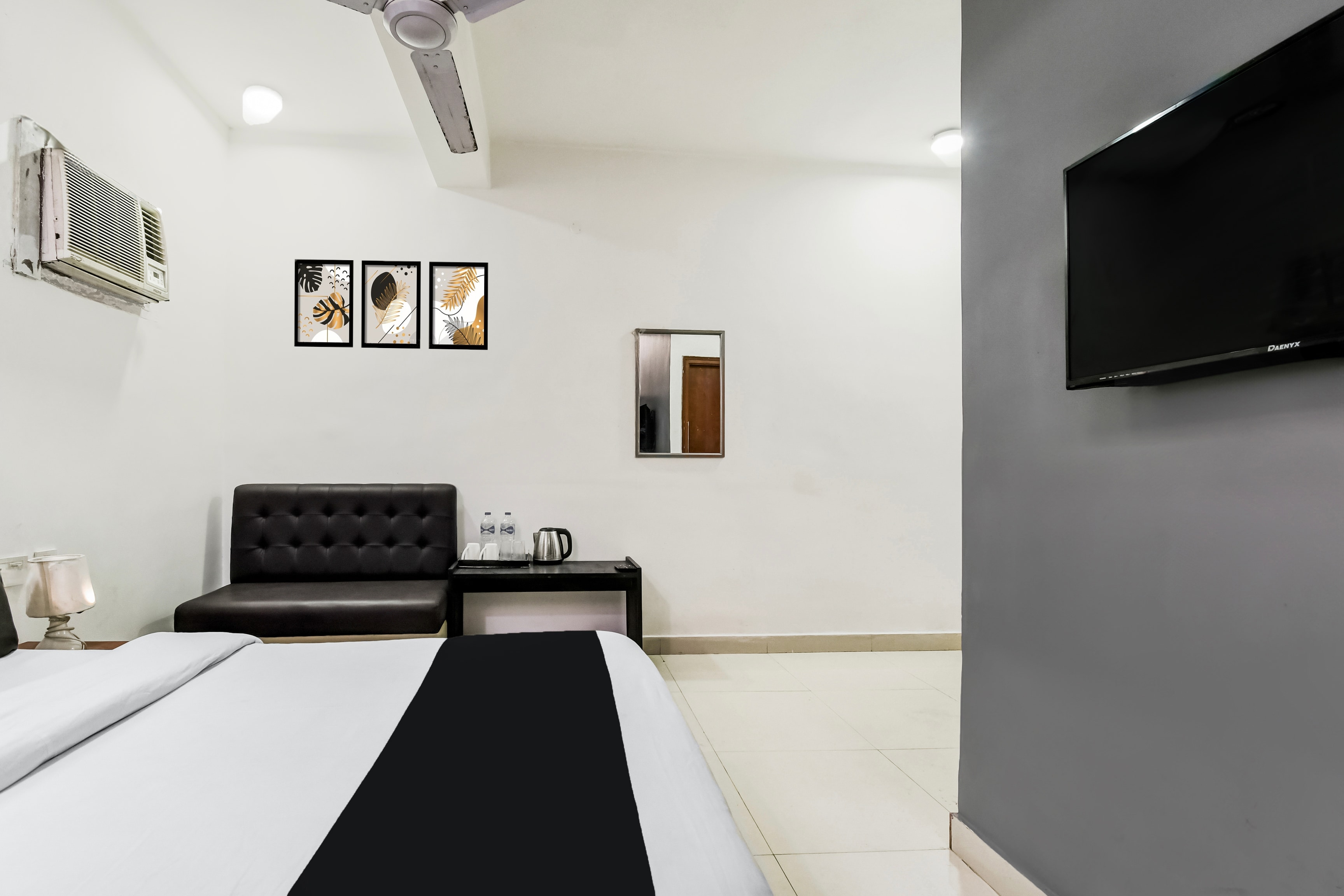 Super Hotel O Uttar Panchanna - Tap to explore photos