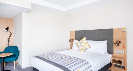 Holiday Inn LEICESTER Room Type - 1 Queen Bed Premium Stocked Minibar