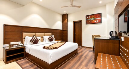 SAWERA GRAND 10 MIN WALK FROM GOLDEN TEMPLE Room Type - Executive Room with Work Desk