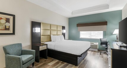 Best Western Plus JFK Inn & Suites Room Type - 1 King Bed, Non-Smoking, Whirlpool, Work Desk, Microwave And Refrigerator, Wi-Fi, Full Breakfast Best Western Plus JFK Inn & Suites Room Type - 1 King Bed, Non-Smoking, Whirlpool, Work Desk, Microwave And Refrigerator, Wi-Fi, Full Breakfast