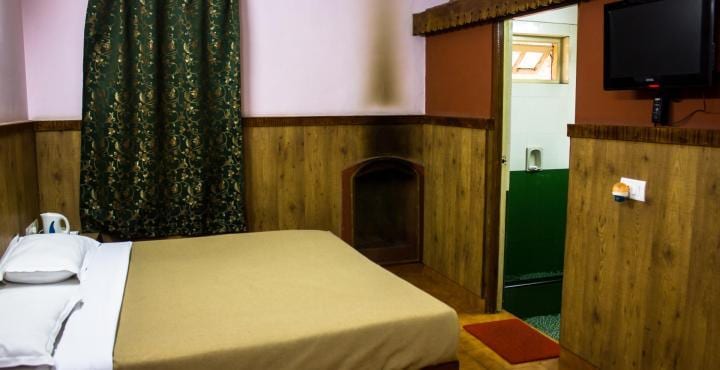 Kluney Manor - Tap to explore photos