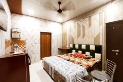 REGAL HOMESTAYS - Budget & Smart Rooms