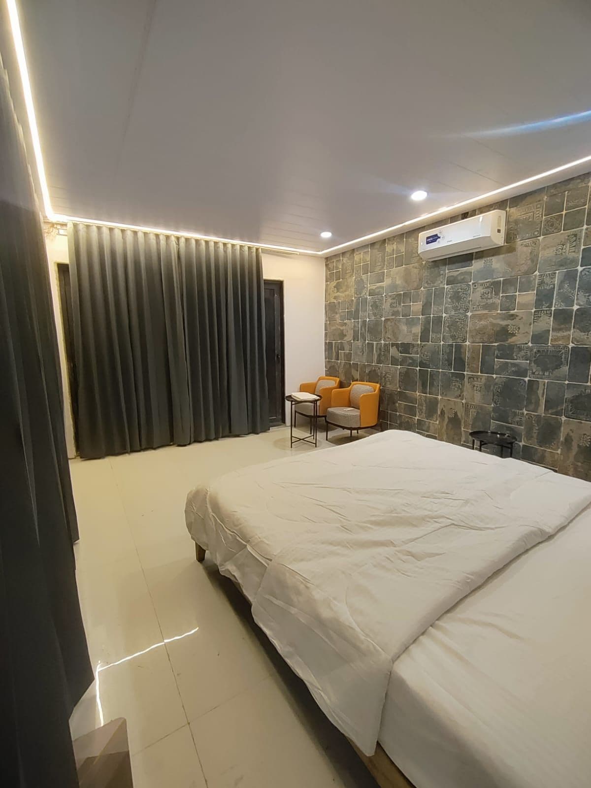 Retro Glass House for 2 5 PAX Mount Abu - Tap to explore photos