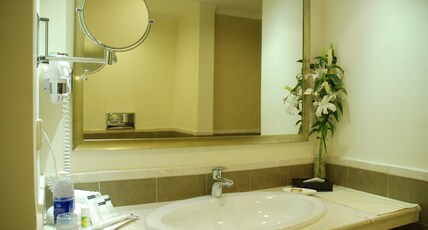 The Lalit Temple View Room Type - Deluxe Garden View Twin Bed