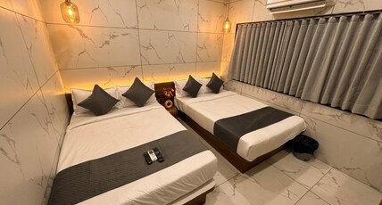 Hotel Shree Hari Teeen batti Chouk Room Type - Deluxe Four Bed