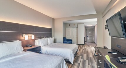 Holiday Inn Express Hotel & Suites Clearwater US 19 North Room Type - 2 Double Standard Communications Accessible Tub