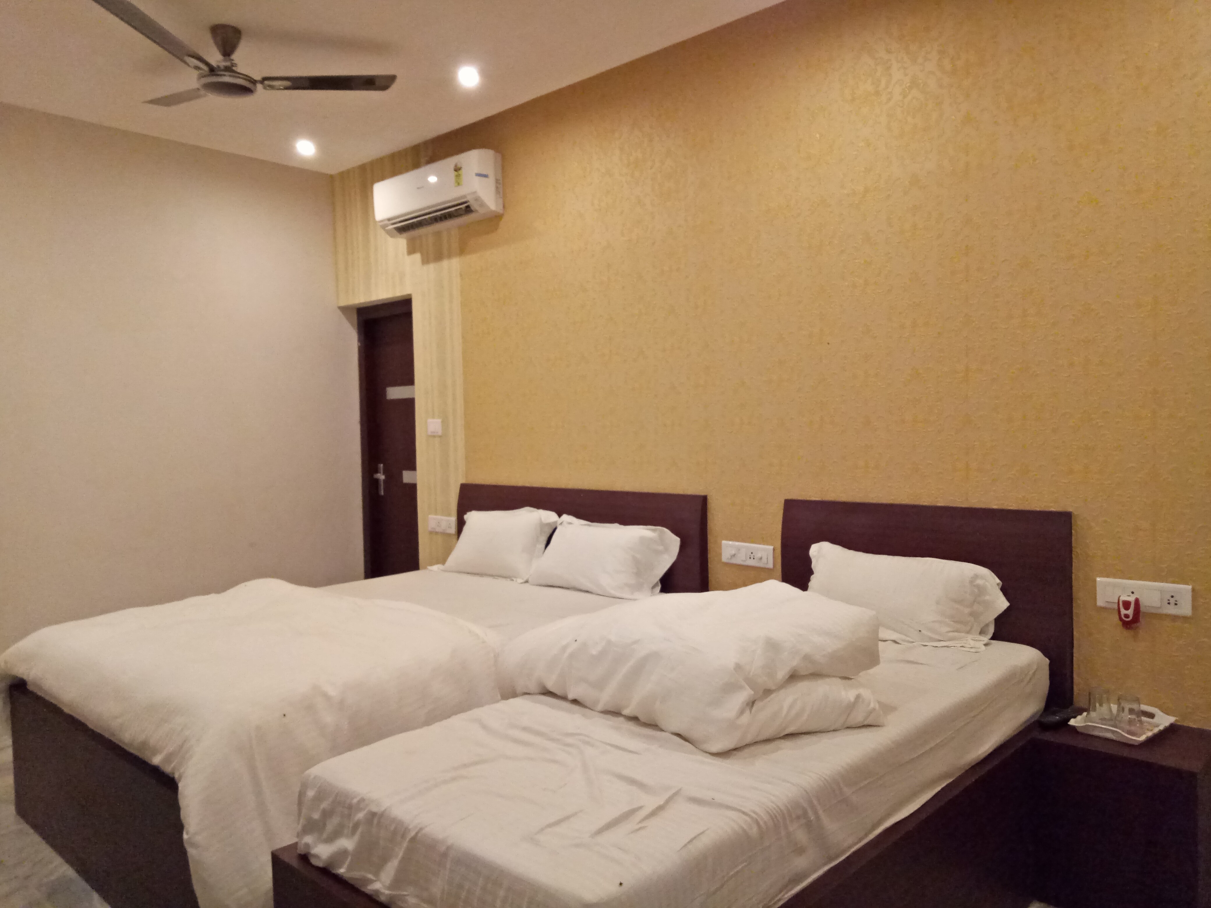 Hotel Sahi Palace - Tap to explore photos