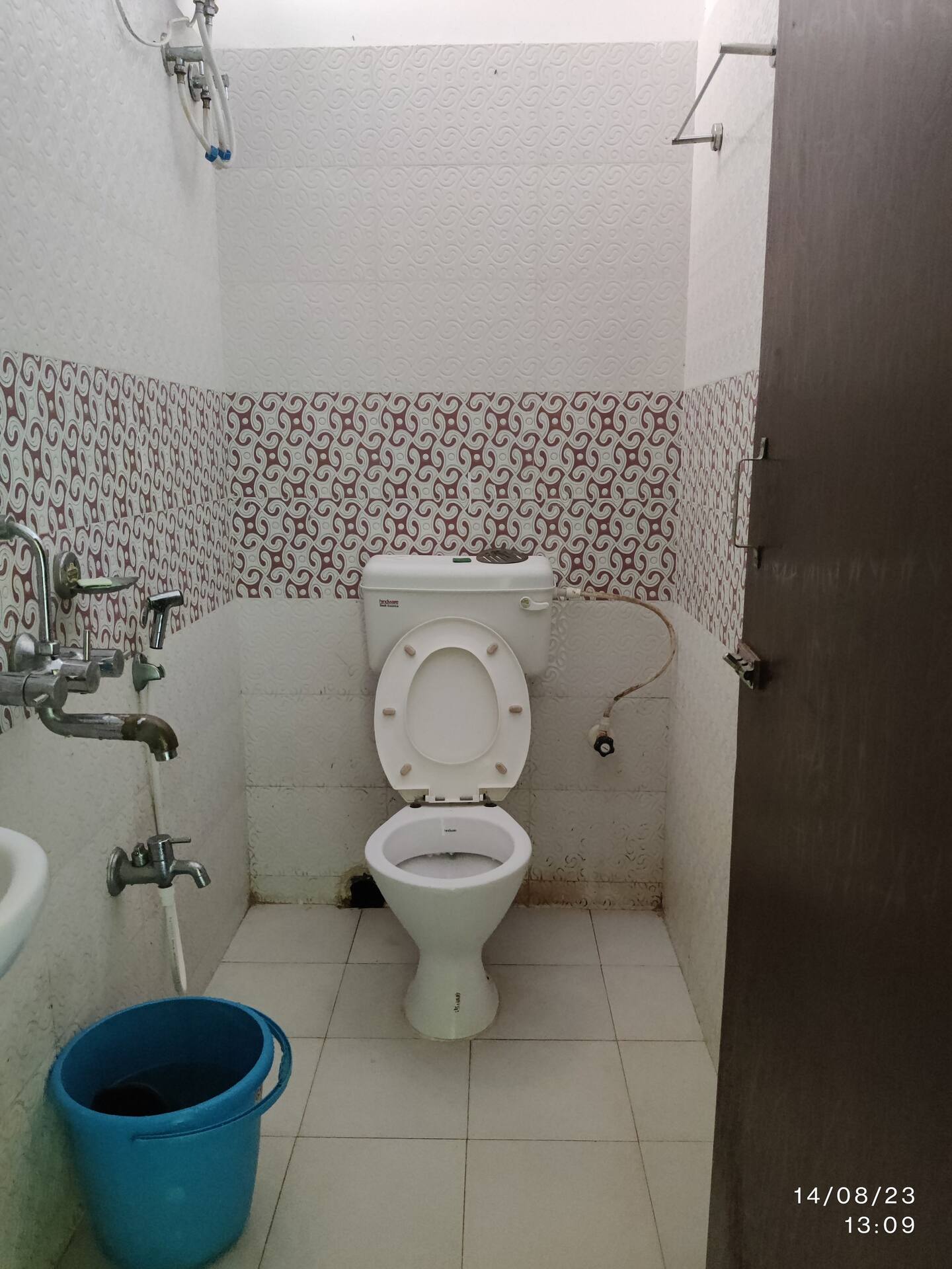 Jaysen Homestay On The Road - Tap to explore photos
