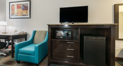 Best Western Plus Deridder Inn & Suites Room Type - 1 King Bed, Non-Smoking, High Speed Internet Access, Microwave And Refrigerator, Flat Screen Televis